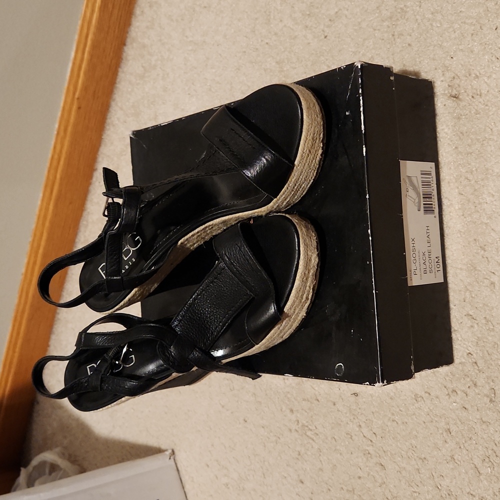 BCBG wedge